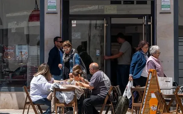 Clients dinant a la terrassa de la botiga de Gaudeix a Amposta