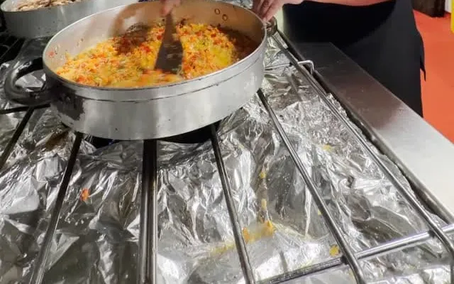 Paella fent-se al foc a la cuina de Gaudeix