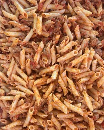 Safata real de macarrons amb tomata a la cuina de Gaudeix
