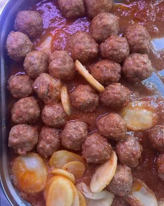 Safata real de mandonguilles en salsa amb patates a Gaudeix