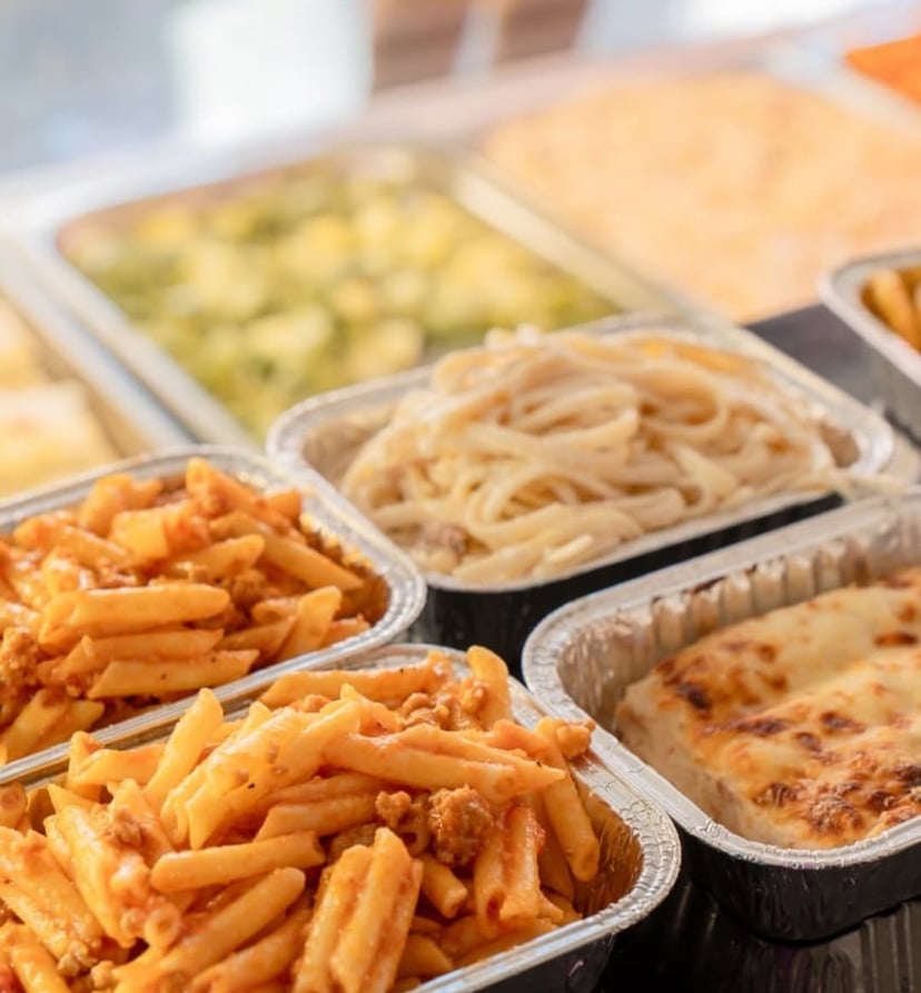 Safates de menjar casolà per emportar de Gaudeix: macarrons, fideuà i guarnicions