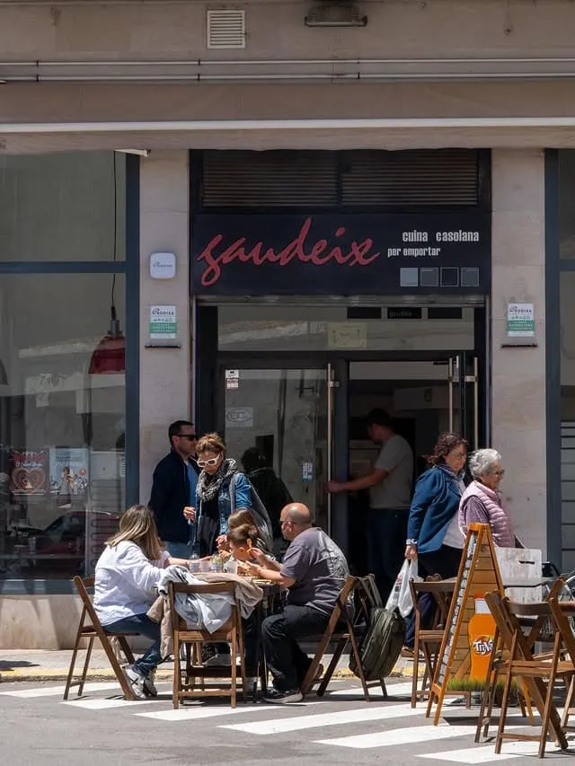 La botiga de Gaudeix a Amposta amb clients dinant a la terrassa