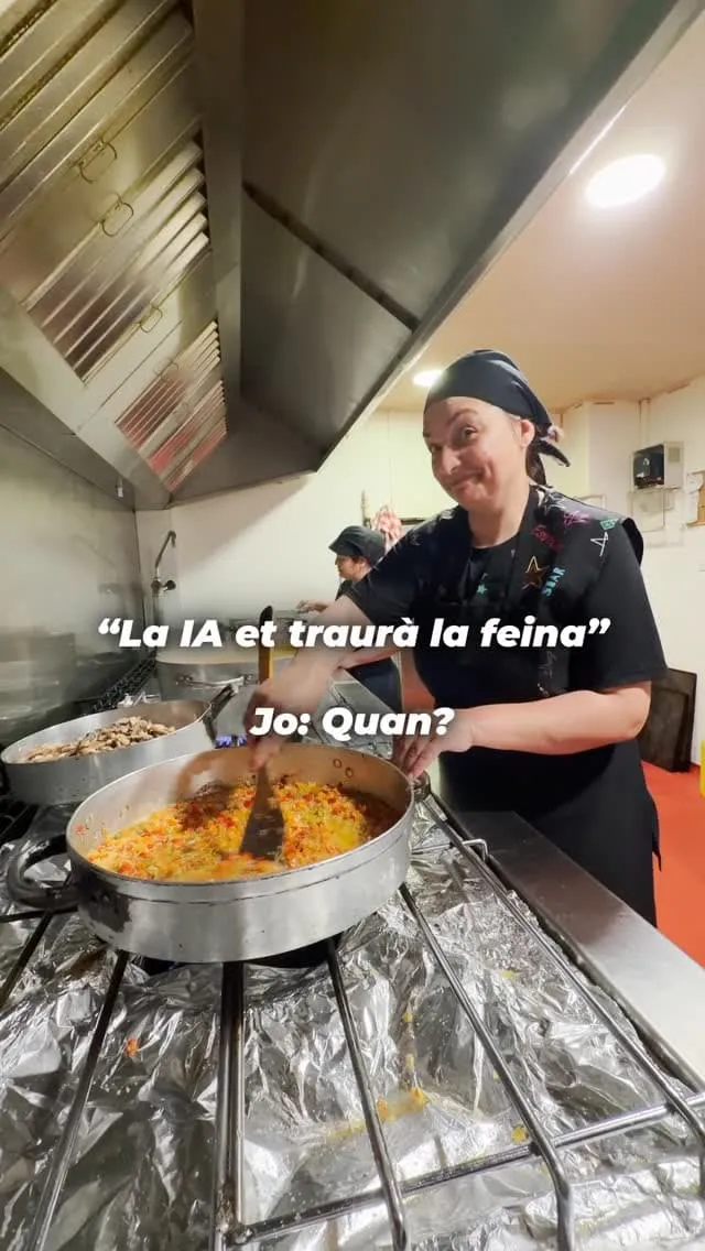 Paella casolana acabada de fer a la cuina de Gaudeix