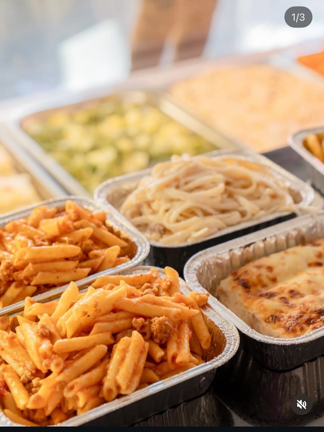 Safates de menjar casolà per emportar de Gaudeix: macarrons, fideuà i guarnicions