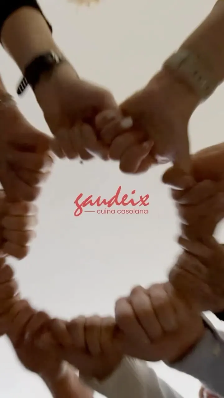 L'equip de Gaudeix fent un cor amb les mans